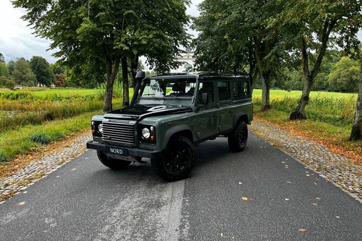 Grøn Land Rover Defender 110 fra 2013 set udefra