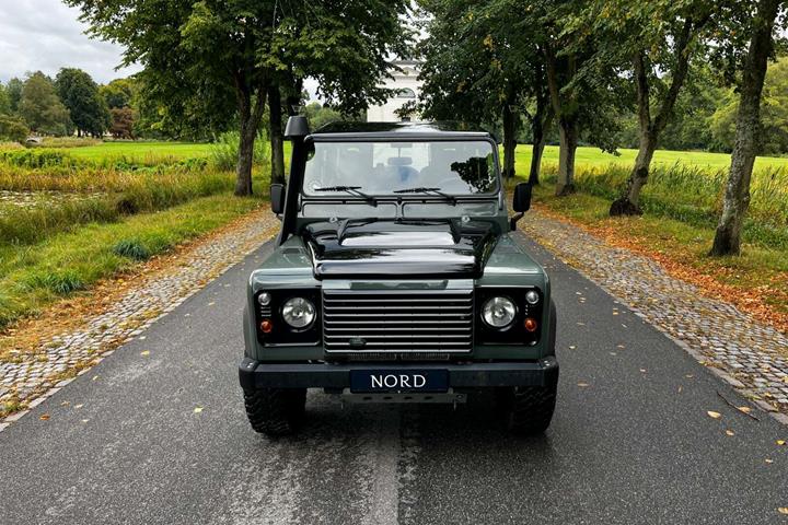 Grøn Land Rover Defender 110 fra 2013 set udefra