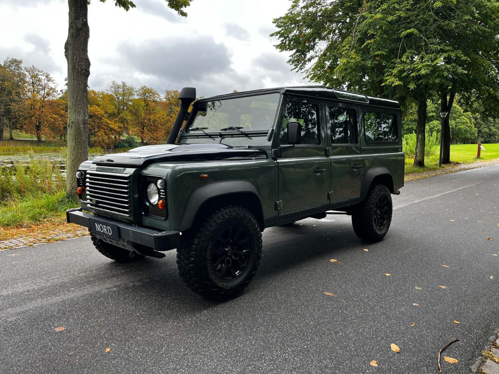 Grøn Land Rover Defender 110 fra 2013 set udefra