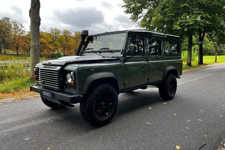 Grøn Land Rover Defender 110 fra 2013 set udefra