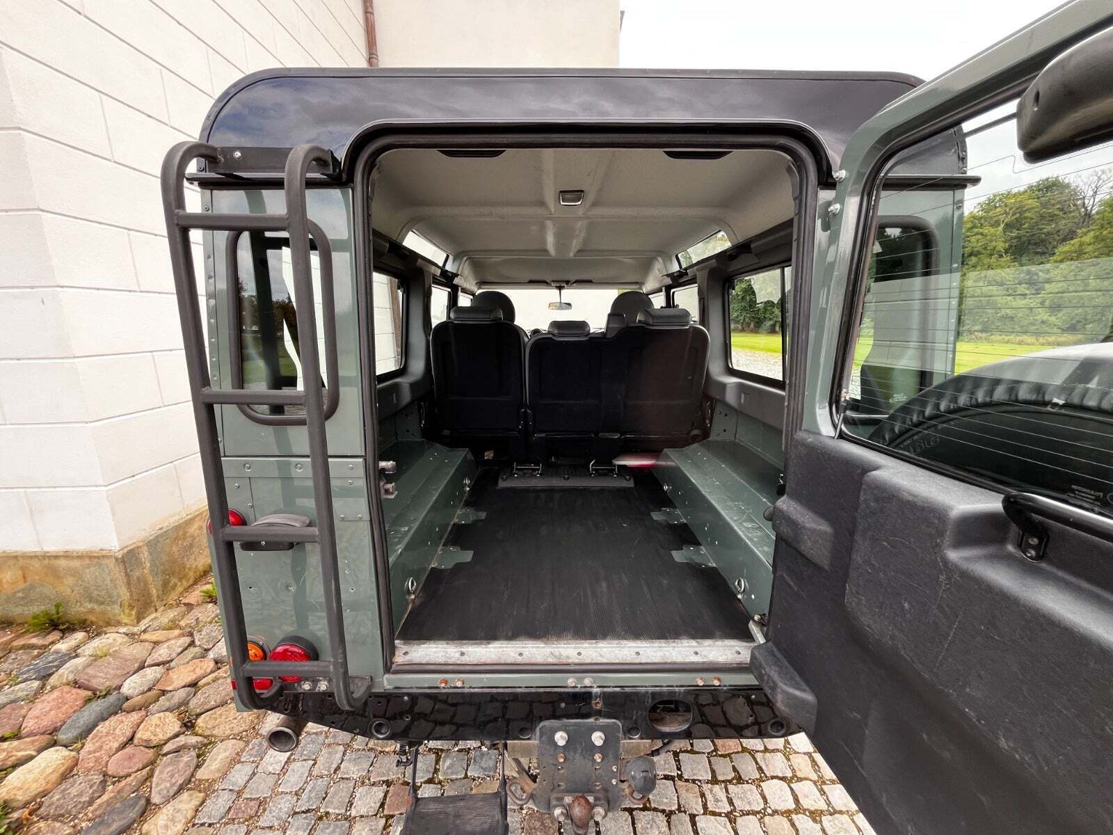Grøn Land Rover Defender 110 fra 2013 set indefra