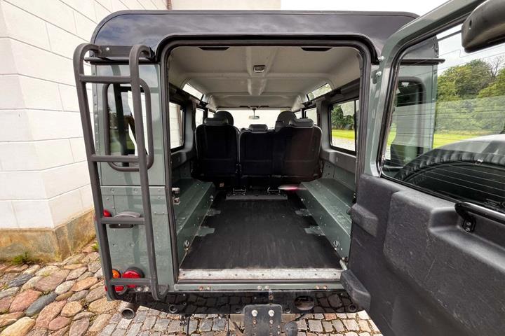 Grøn Land Rover Defender 110 fra 2013 set indefra