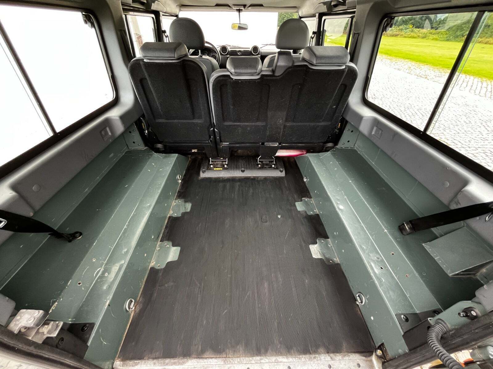 Grøn Land Rover Defender 110 fra 2013 set indefra