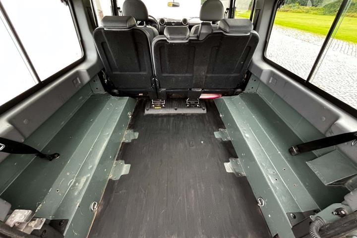 Grøn Land Rover Defender 110 fra 2013 set indefra