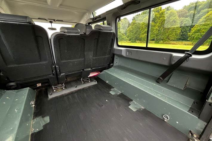 Grøn Land Rover Defender 110 fra 2013