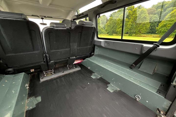 Grøn Land Rover Defender 110 fra 2013 set indefra