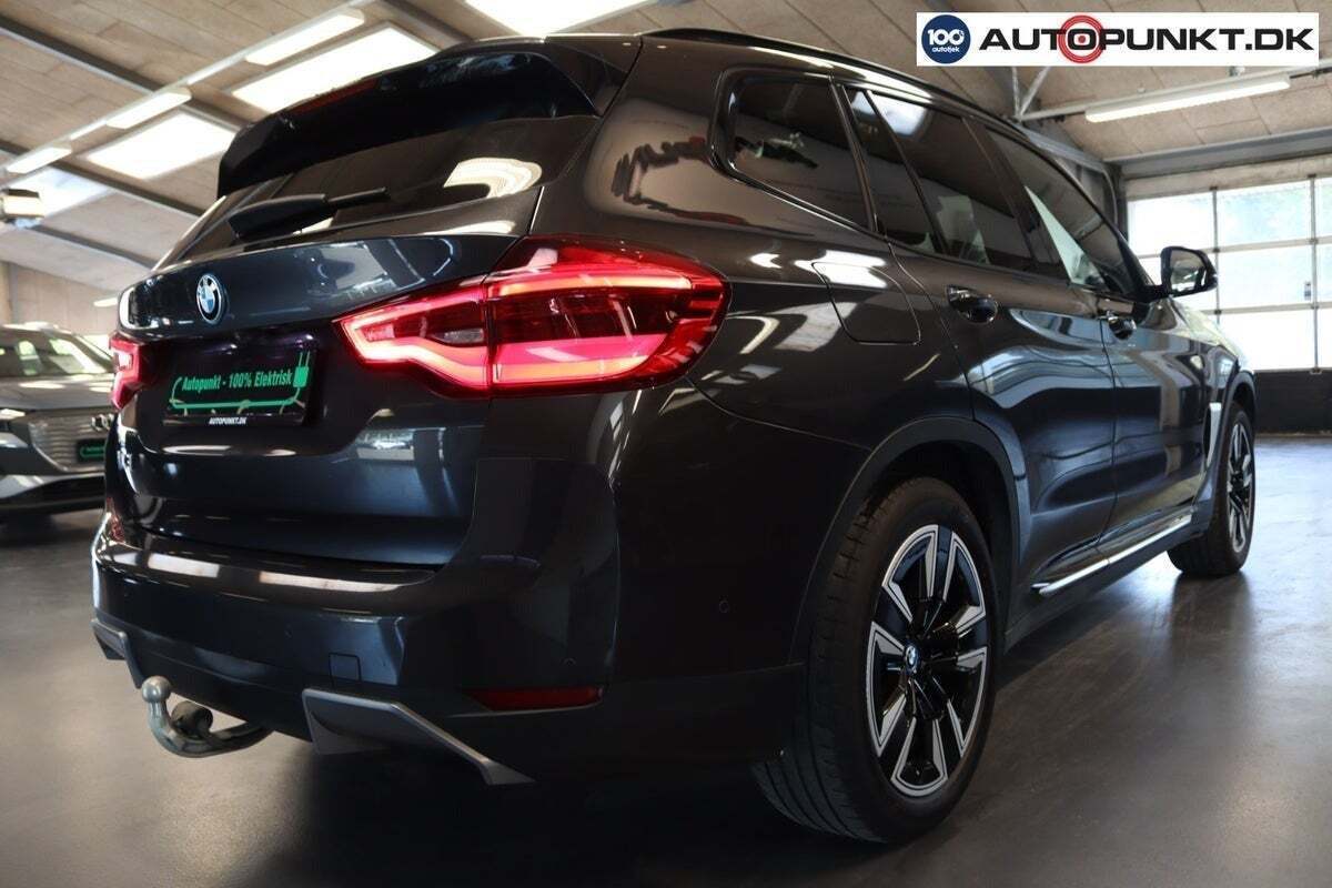 Grå BMW iX3 fra 2021