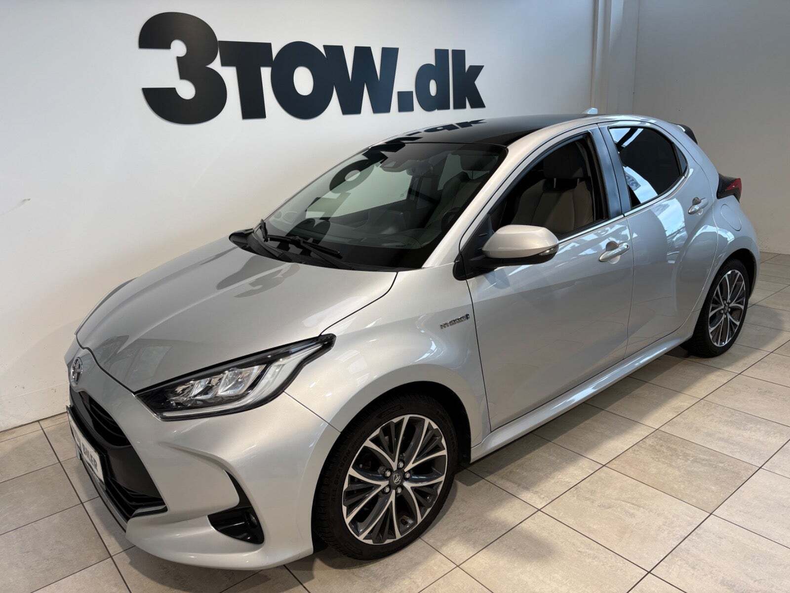 Sølv Toyota Yaris fra 2021 set udefra