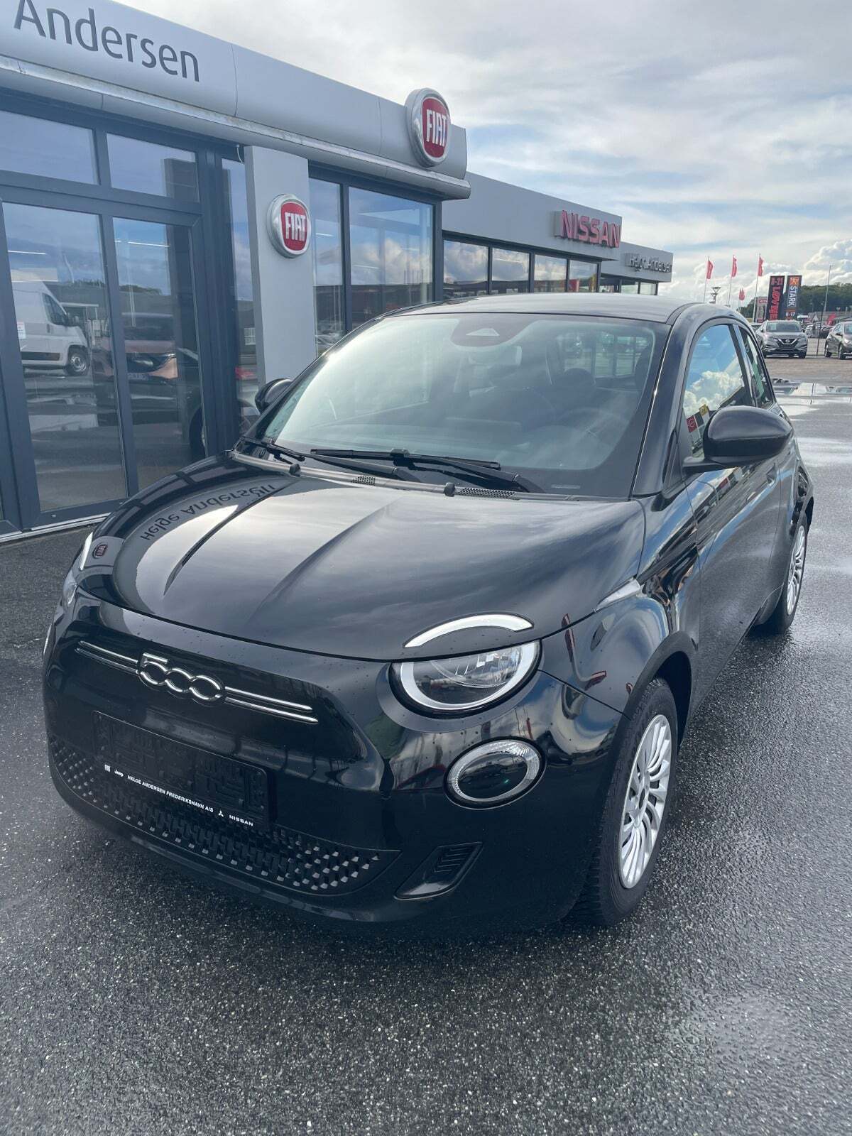 Sort Fiat 500e fra 2023 set udefra