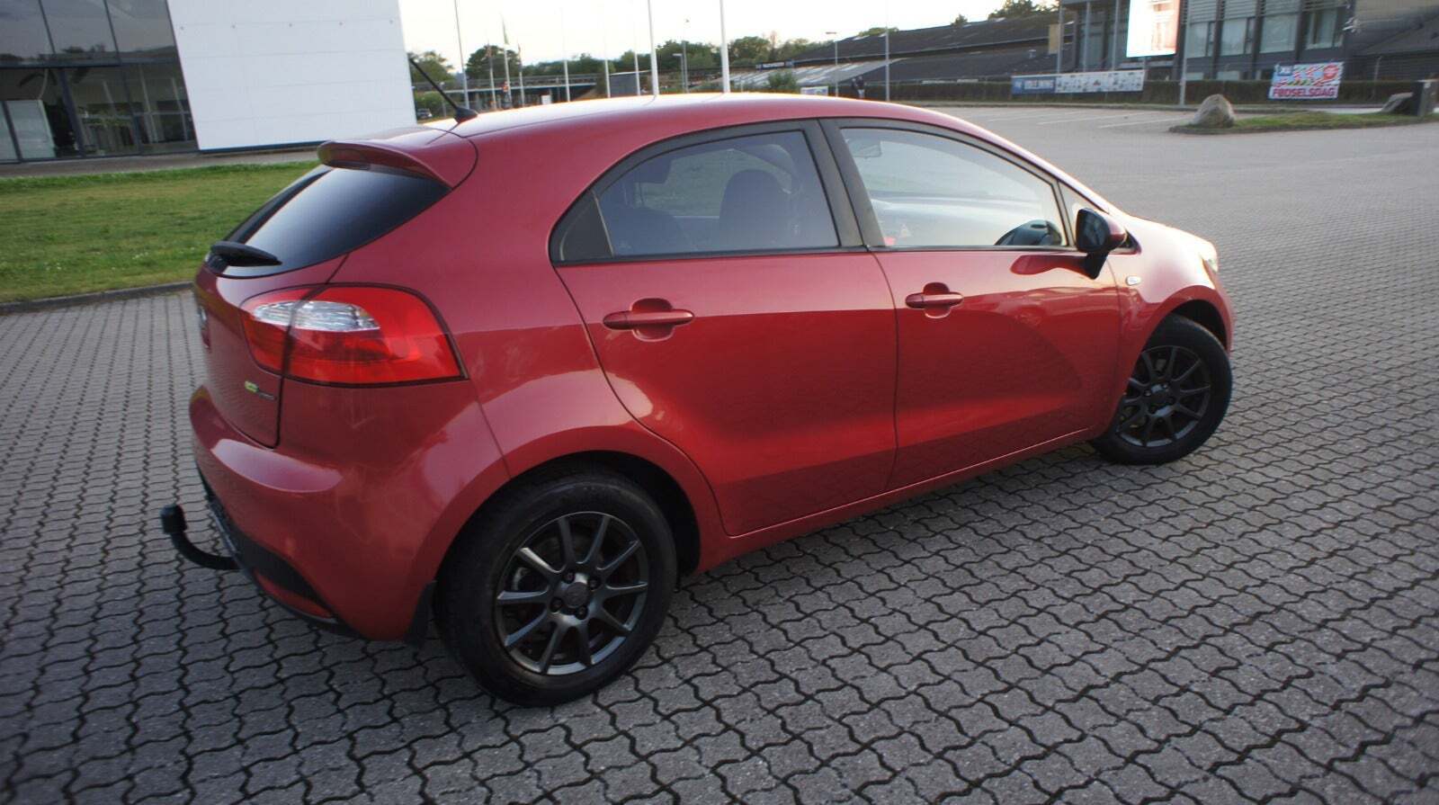 Rød Kia Rio fra 2012