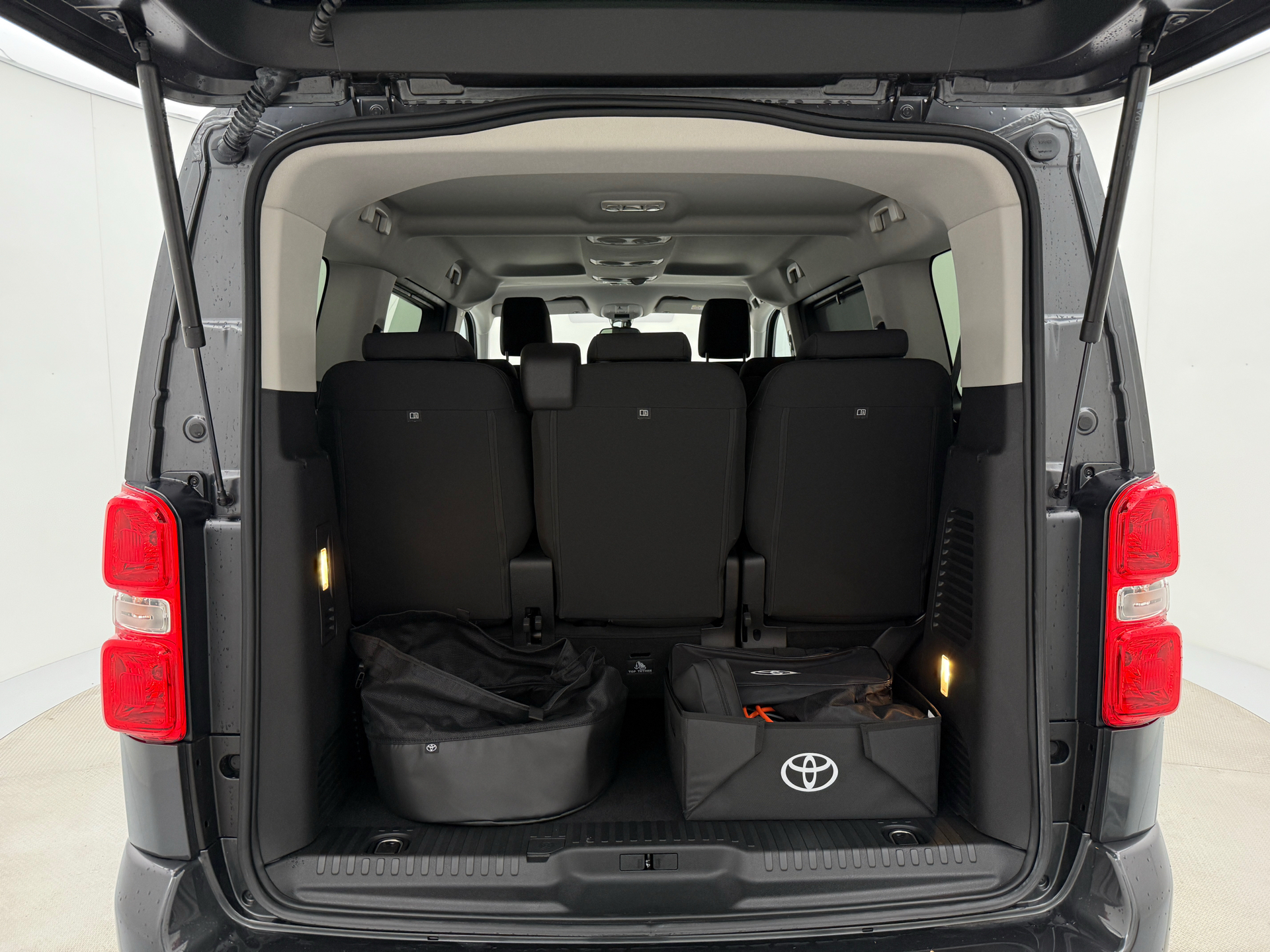 Grå Toyota Proace Verso Electric fra 2025