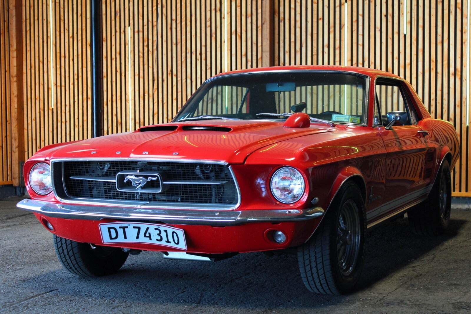 Rød Ford Mustang fra 1967