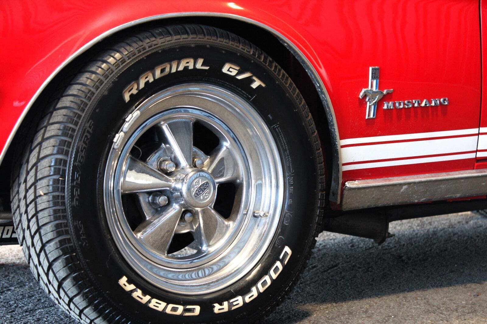 Rød Ford Mustang fra 1967