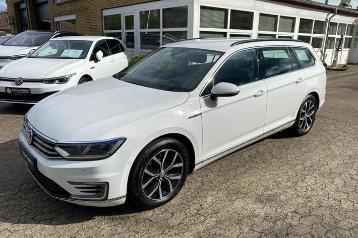 Hvid VW Passat fra 2017 set udefra