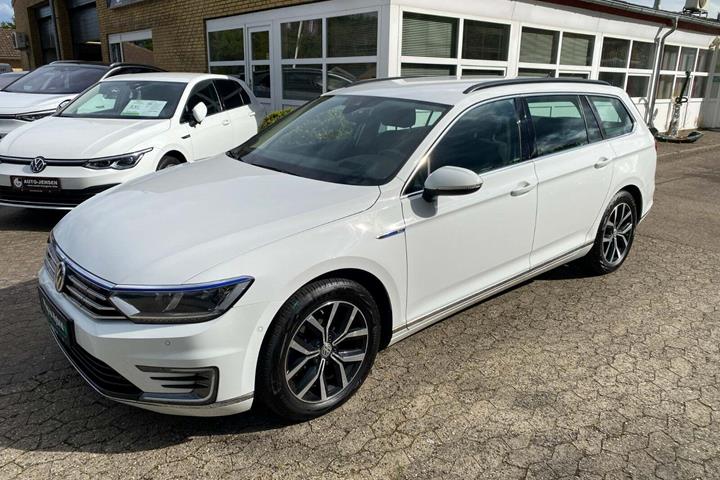 Hvid VW Passat fra 2017 set udefra