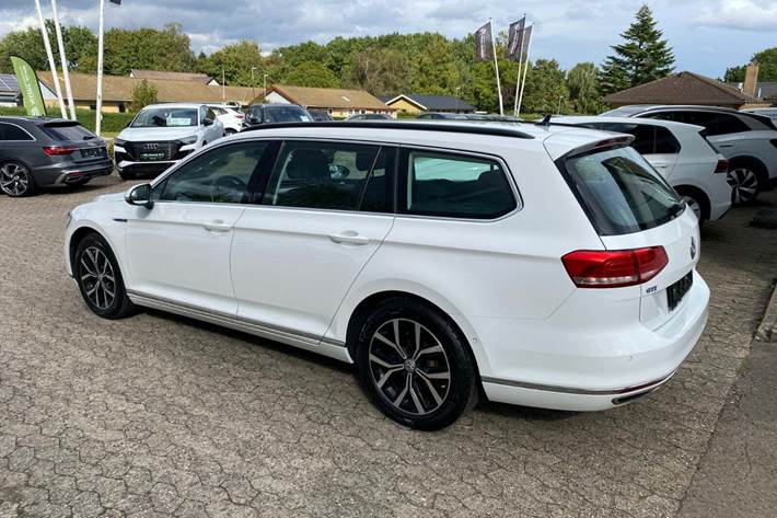 Hvid VW Passat fra 2017