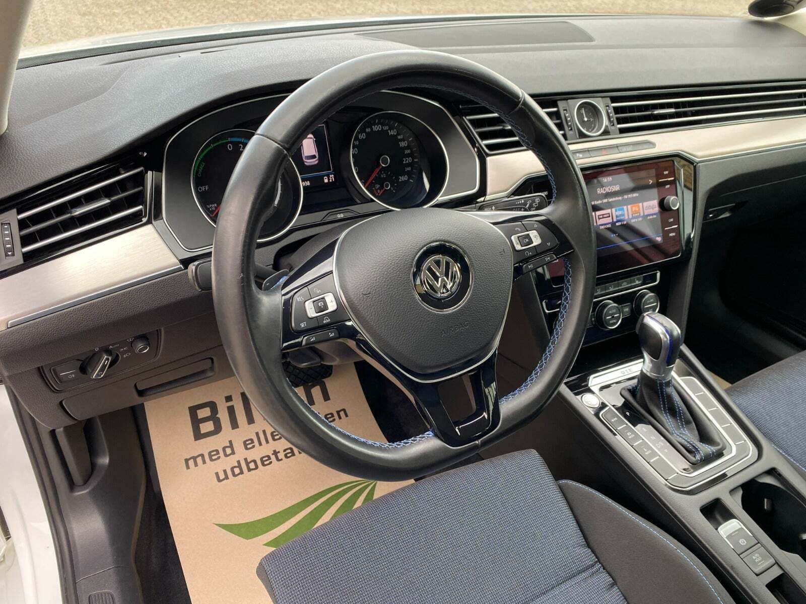 Hvid VW Passat fra 2017
