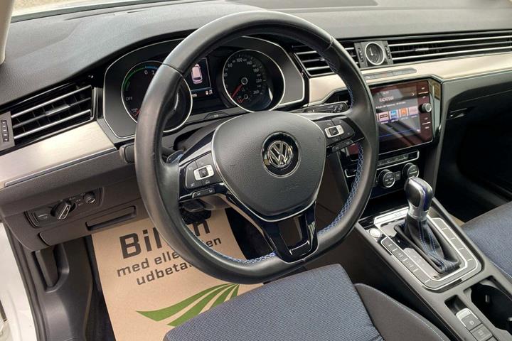 Hvid VW Passat fra 2017