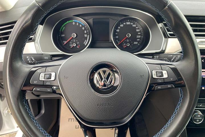 Hvid VW Passat fra 2017