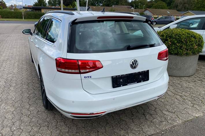 Hvid VW Passat fra 2017