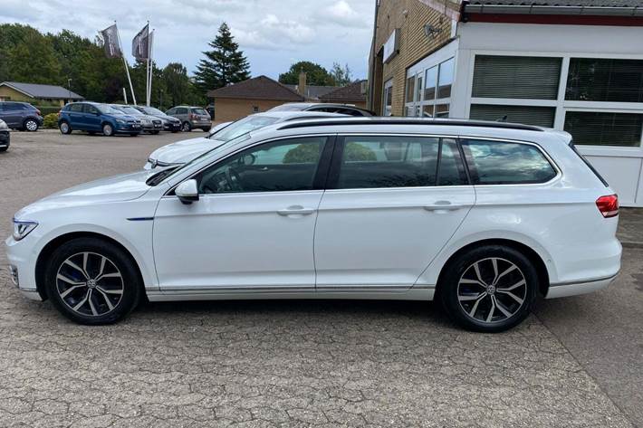 Hvid VW Passat fra 2017
