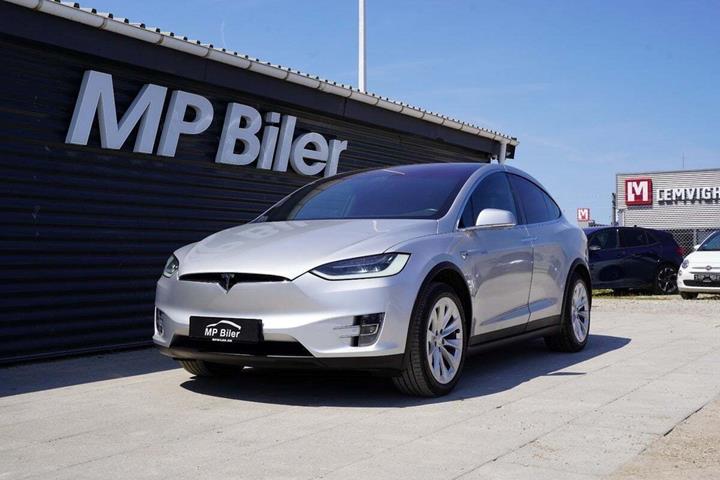 Sølv Tesla Model X fra 2018 set udefra