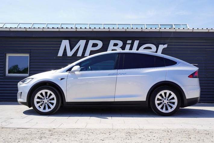 Sølv Tesla Model X fra 2018