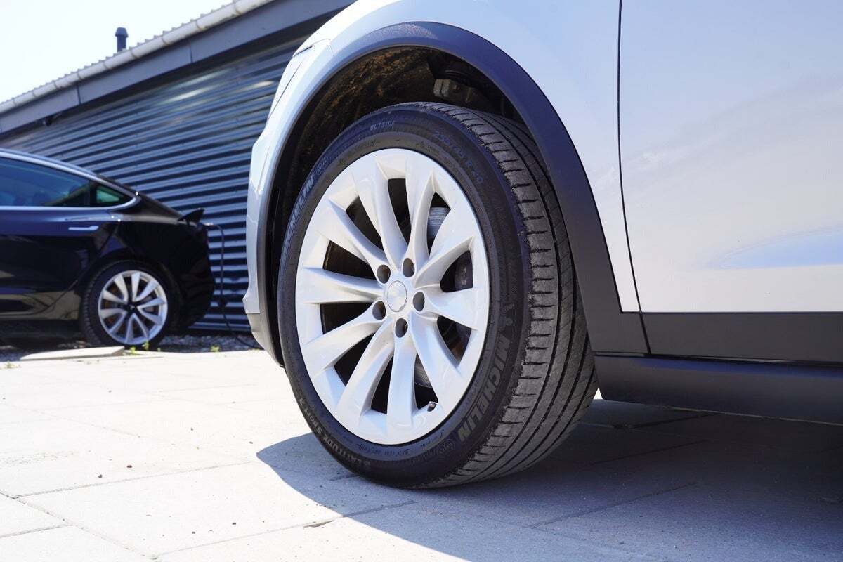 Sølv Tesla Model X fra 2018 set udefra
