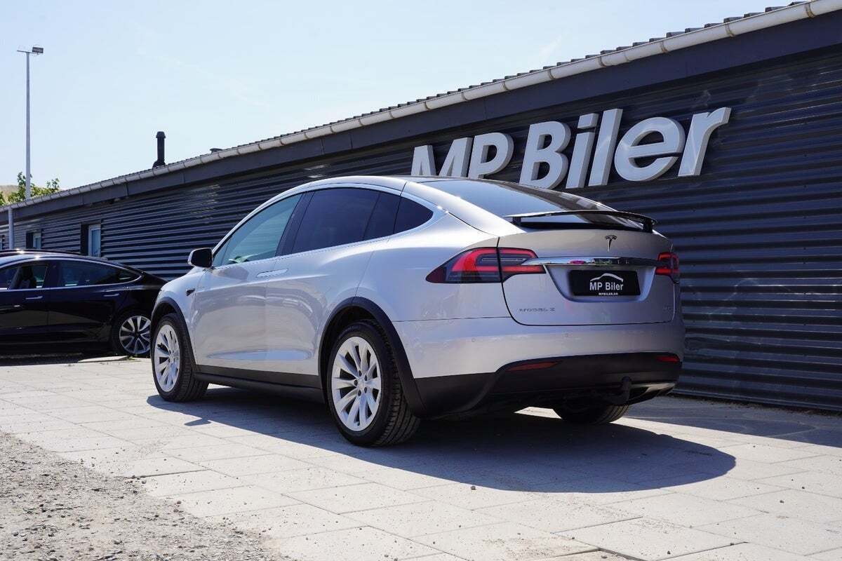 Sølv Tesla Model X fra 2018