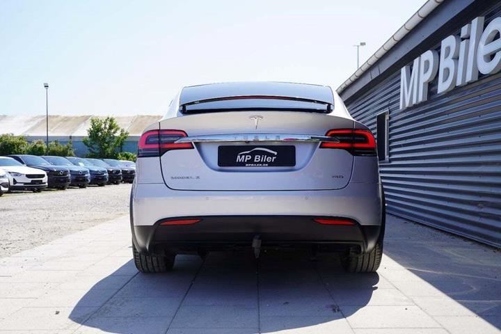 Sølv Tesla Model X fra 2018 set udefra