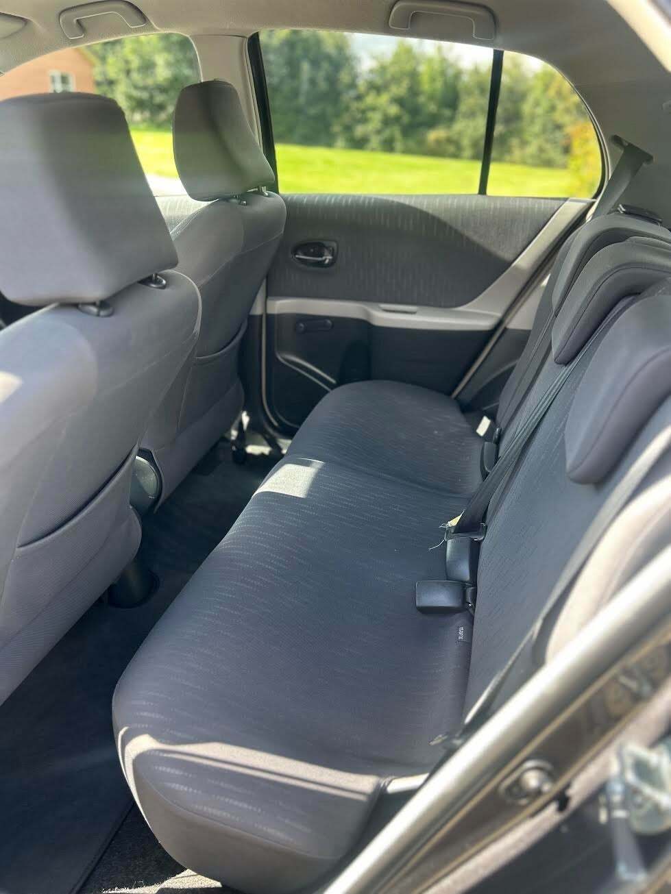 Grå Toyota Yaris fra 2010