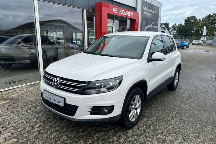 Hvid VW Tiguan fra 2013 set udefra