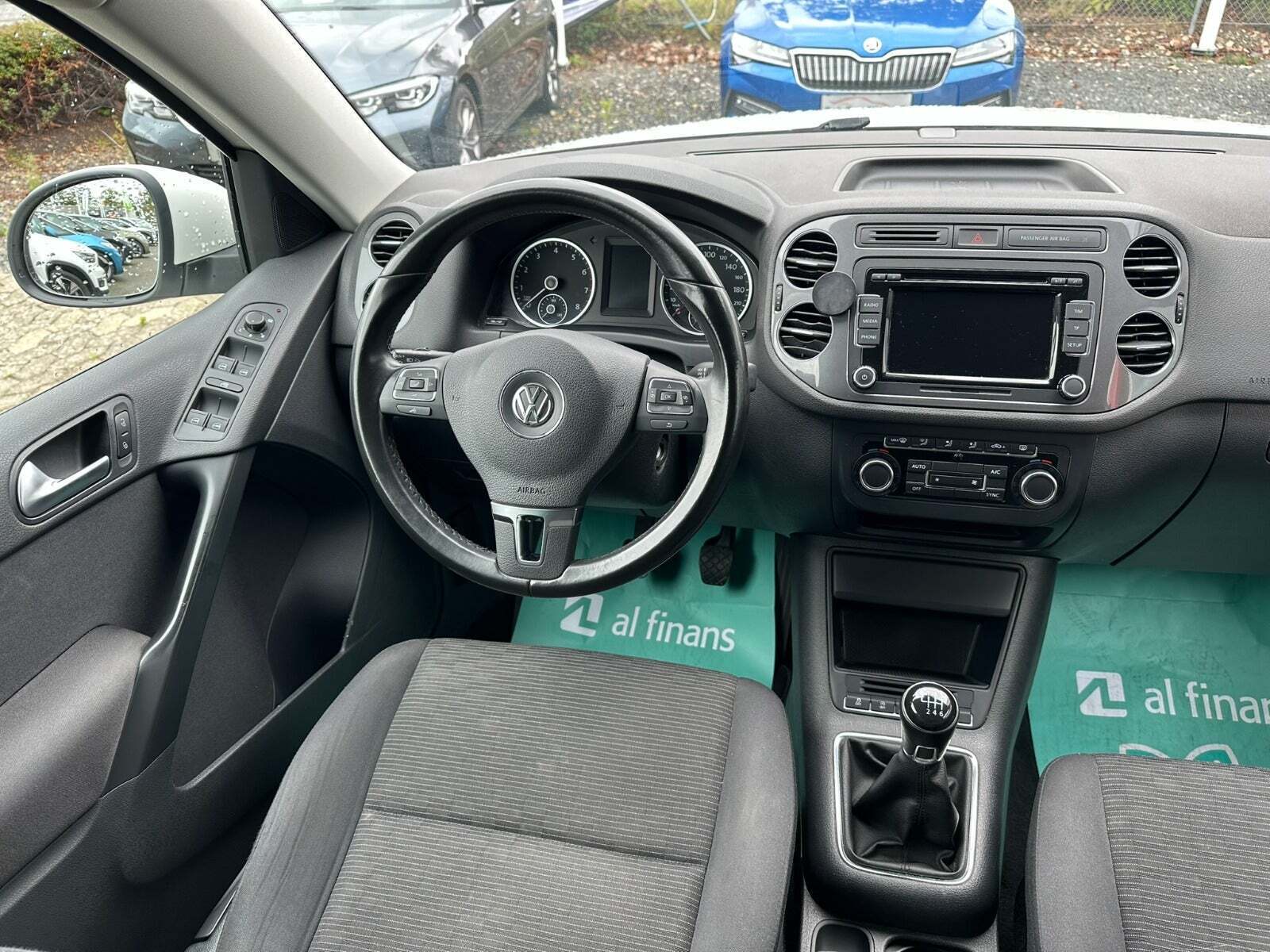 Hvid VW Tiguan fra 2013 set indefra