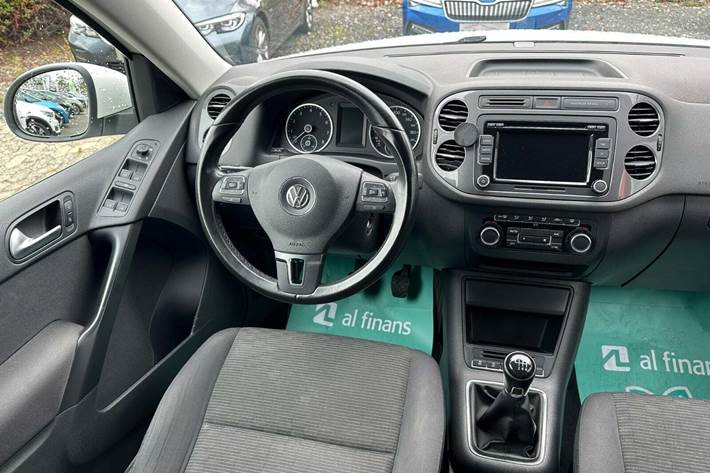 Hvid VW Tiguan fra 2013 set indefra