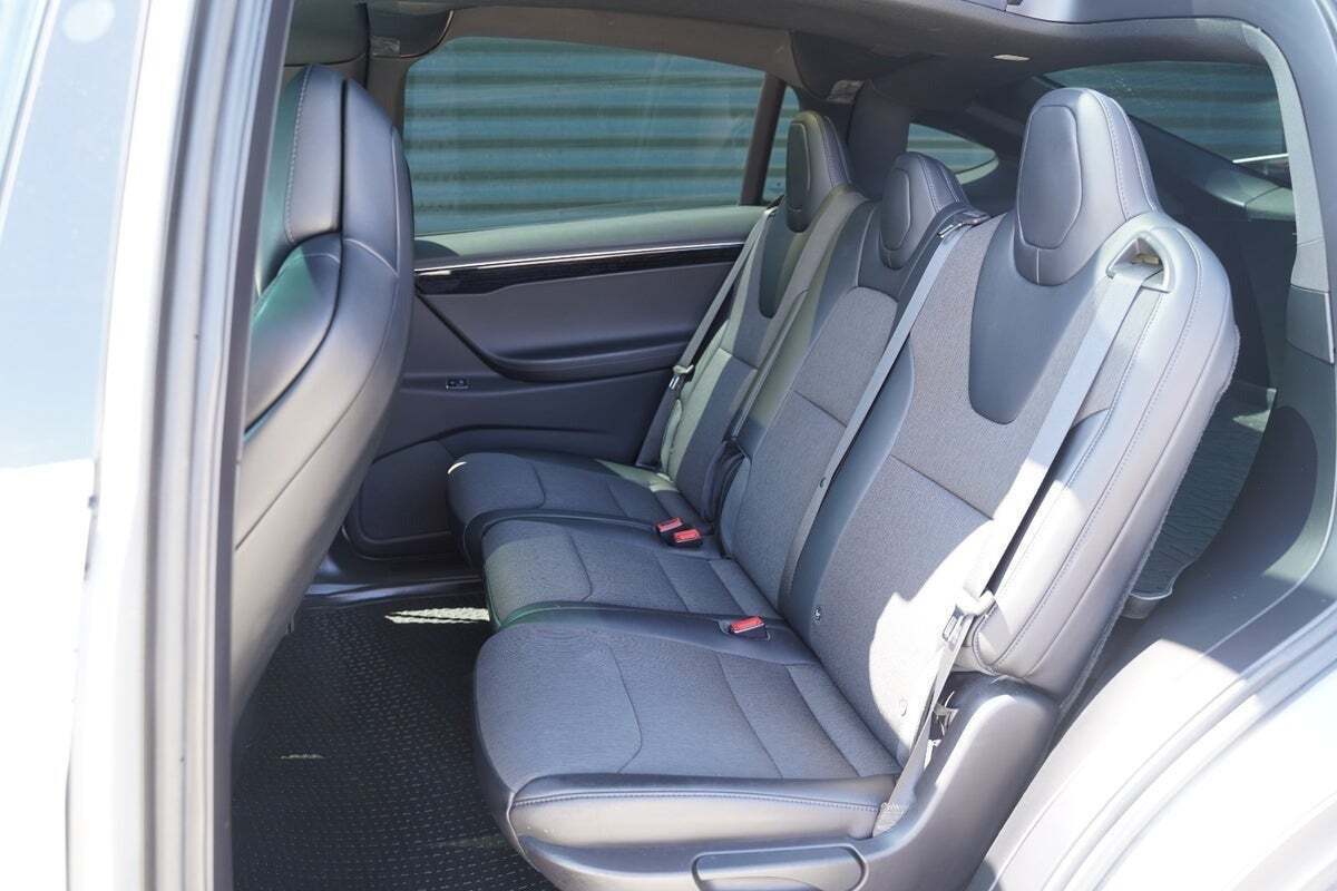 Sølv Tesla Model X fra 2018 set indefra