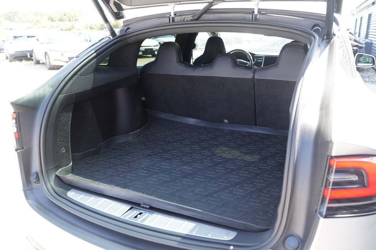 Sølv Tesla Model X fra 2018 set indefra
