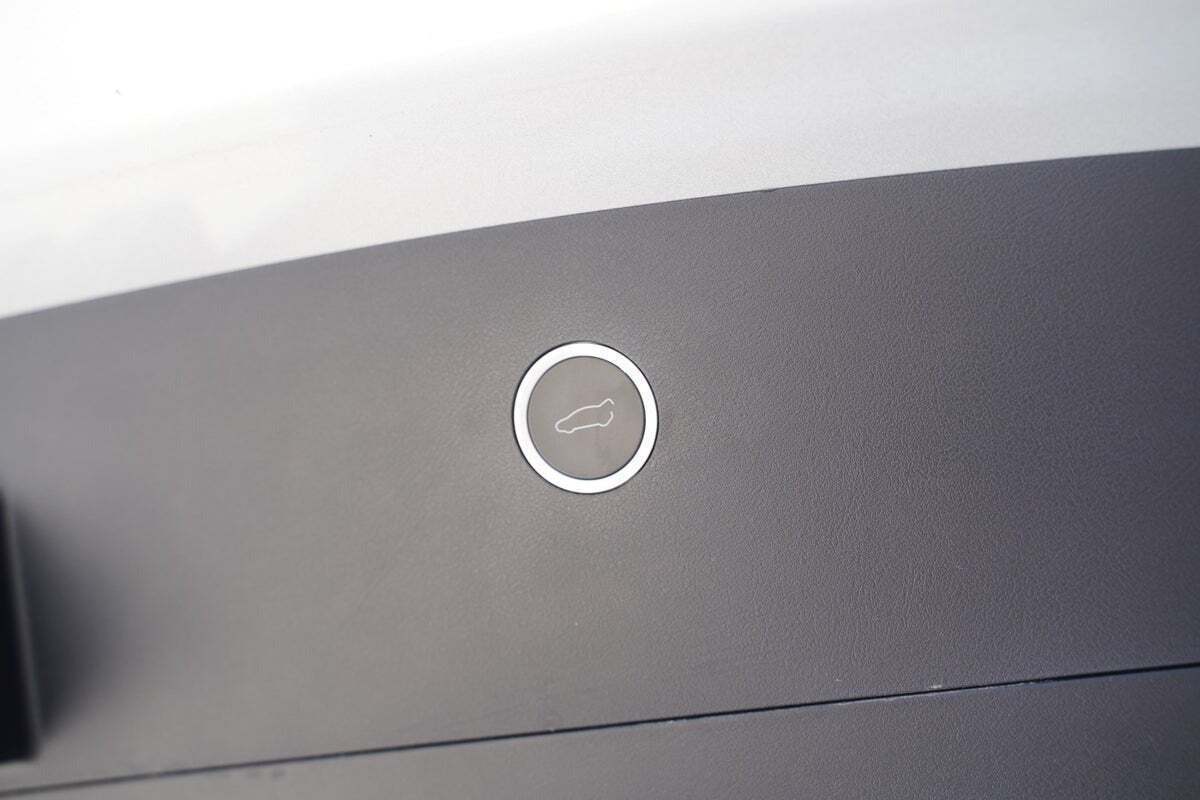 Sølv Tesla Model X fra 2018