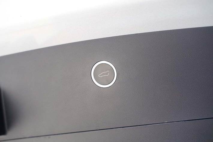 Sølv Tesla Model X fra 2018