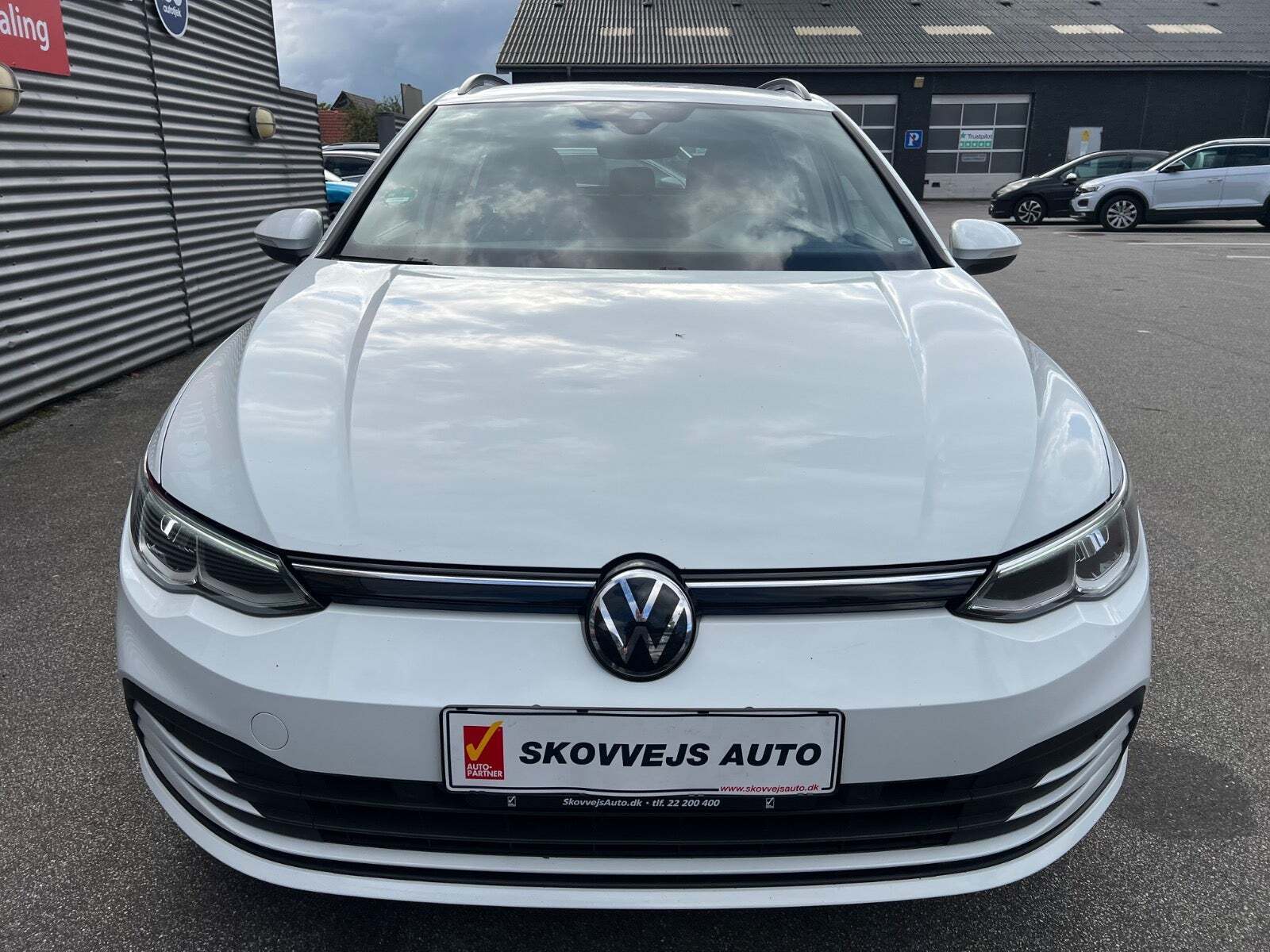 Hvid VW Golf VIII fra 2021 set udefra
