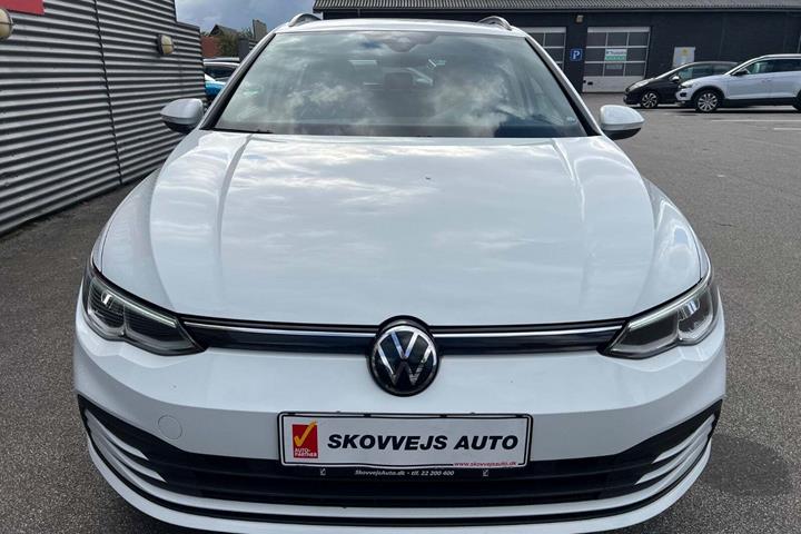 Hvid VW Golf VIII fra 2021 set udefra