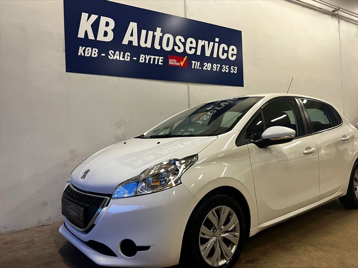 Hvid Peugeot 208 fra 2012 set udefra