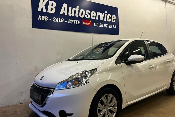 Hvid Peugeot 208 fra 2012 set udefra