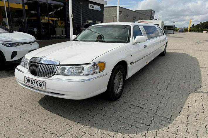 undefined Ford Town Car fra 1997 set udefra