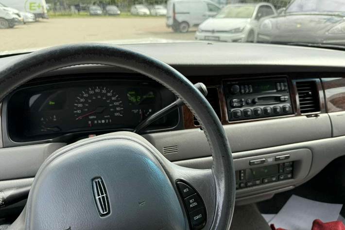 undefined Ford Town Car fra 1997 set indefra