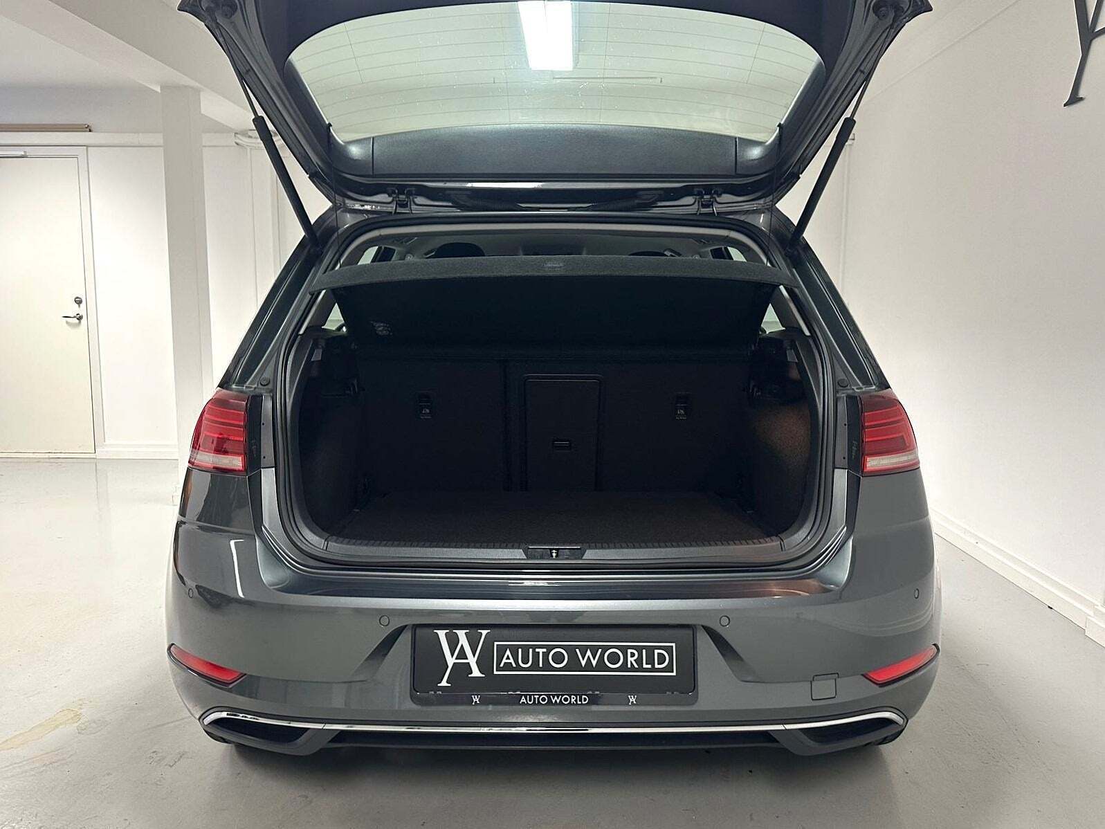 Grå VW Golf VII fra 2018
