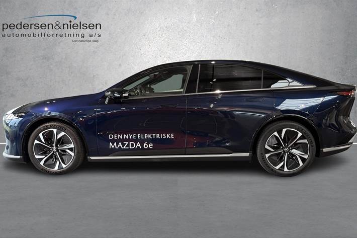 Blå Mazda 6e fra 2025 set udefra