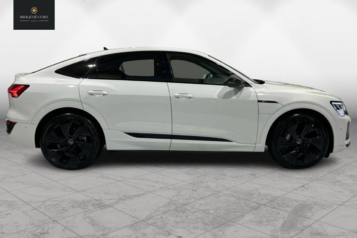Hvid Audi Q8 fra 2023
