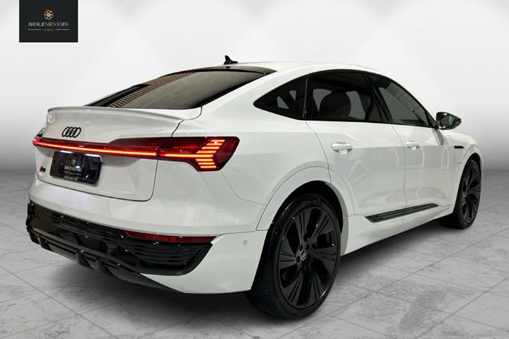 Hvid Audi Q8 fra 2023