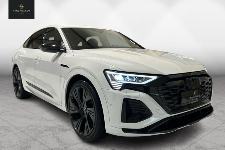 Hvid Audi Q8 fra 2023 set udefra