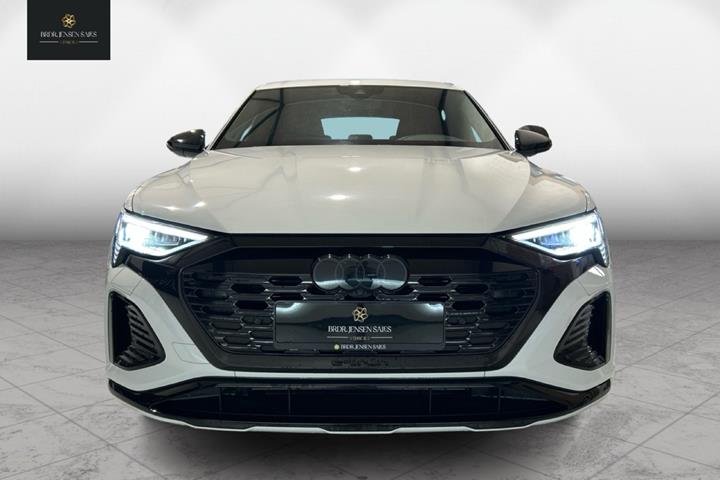 Hvid Audi Q8 fra 2023